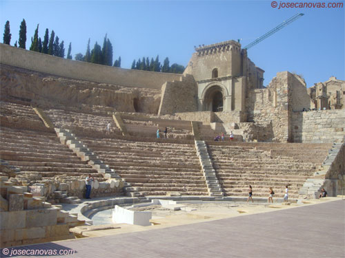 Escenario, graderío y catedral